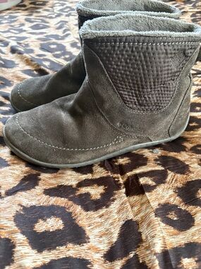 Women’s Columbia  Dark Brown Suede Fleece-Lined Boots